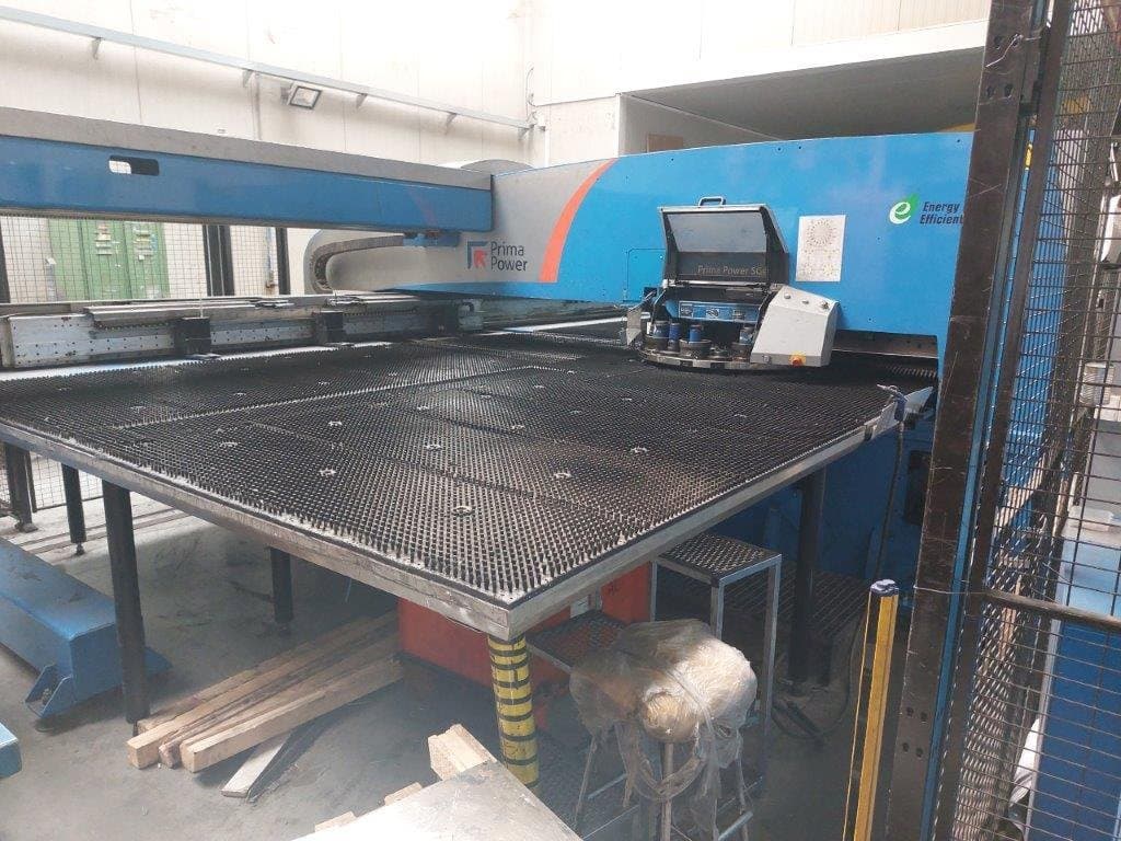 Vista frontale della macchina Prima Power SGe6