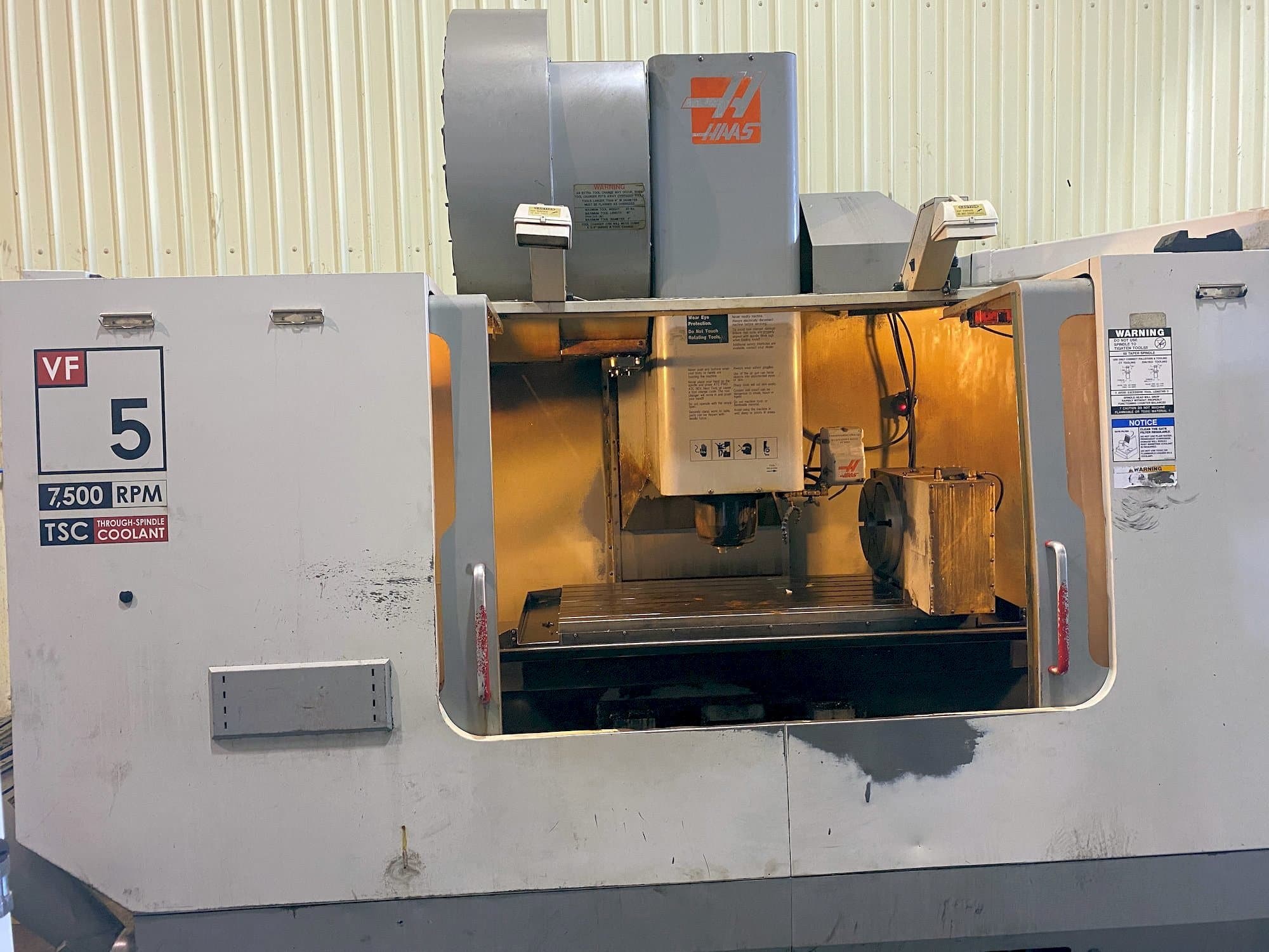 Vista frontale della macchina HAAS VF-5/50HE