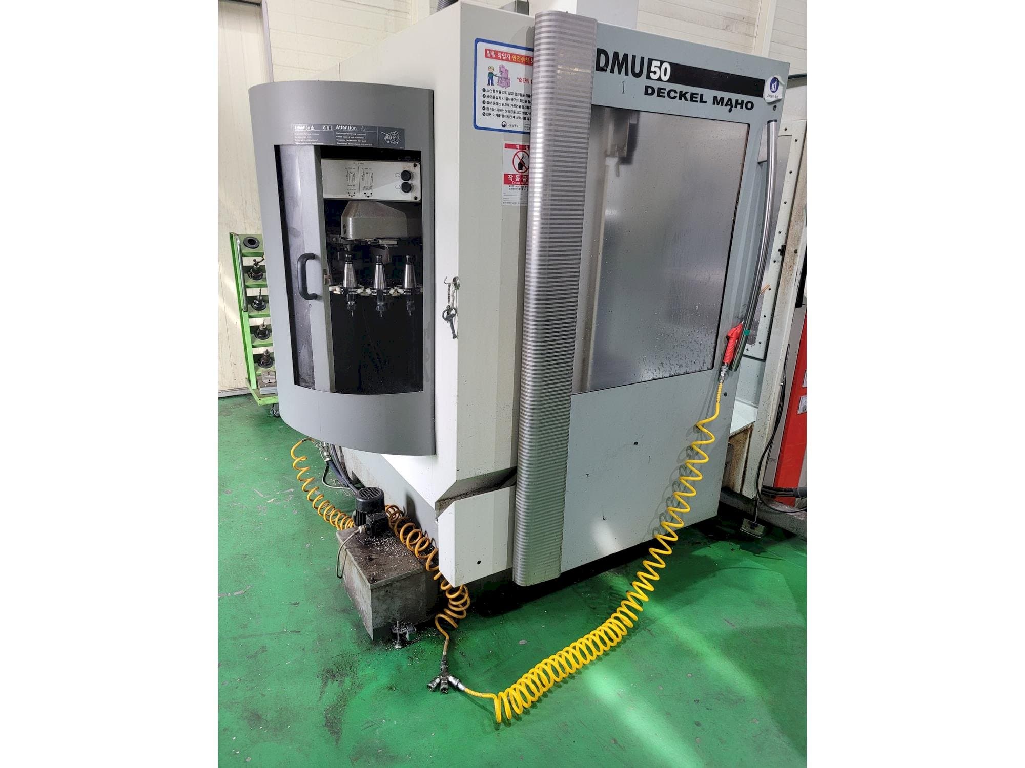Vista frontale della macchina DECKEL MAHO DMU 50