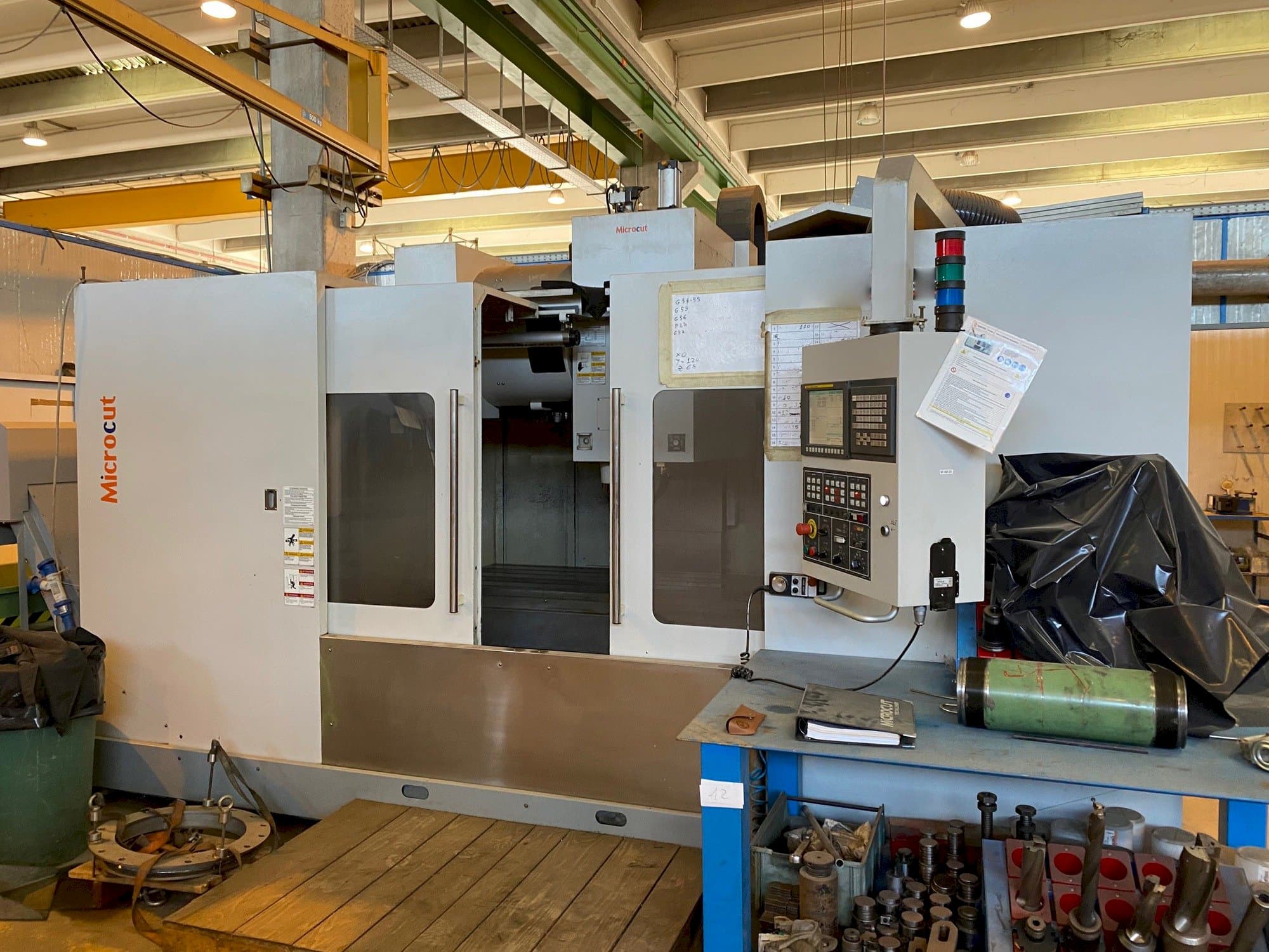 Vista frontale della macchina MICROCUT VMC-1600F