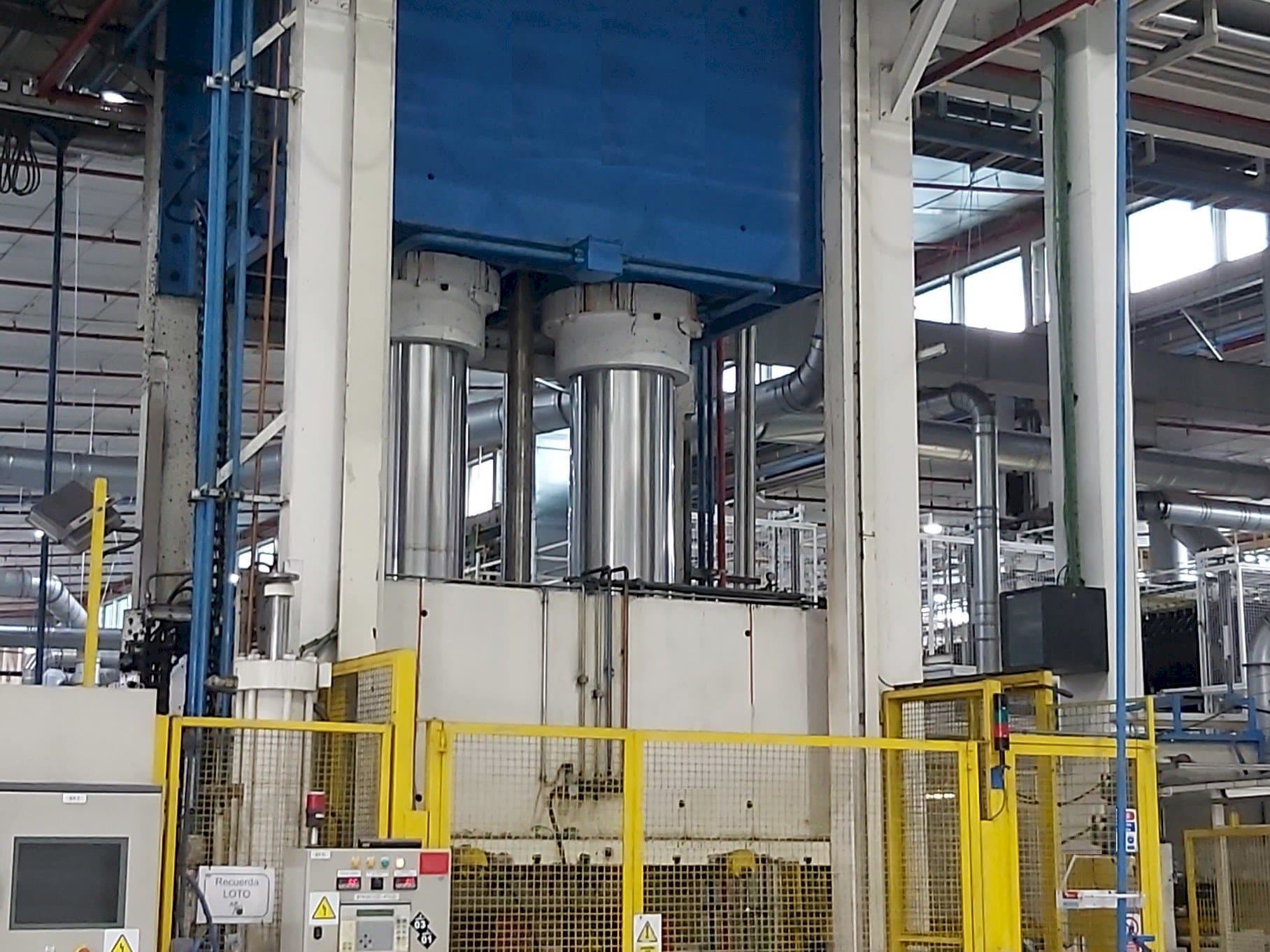 Vista frontale della macchina Pinette 1500 Ton