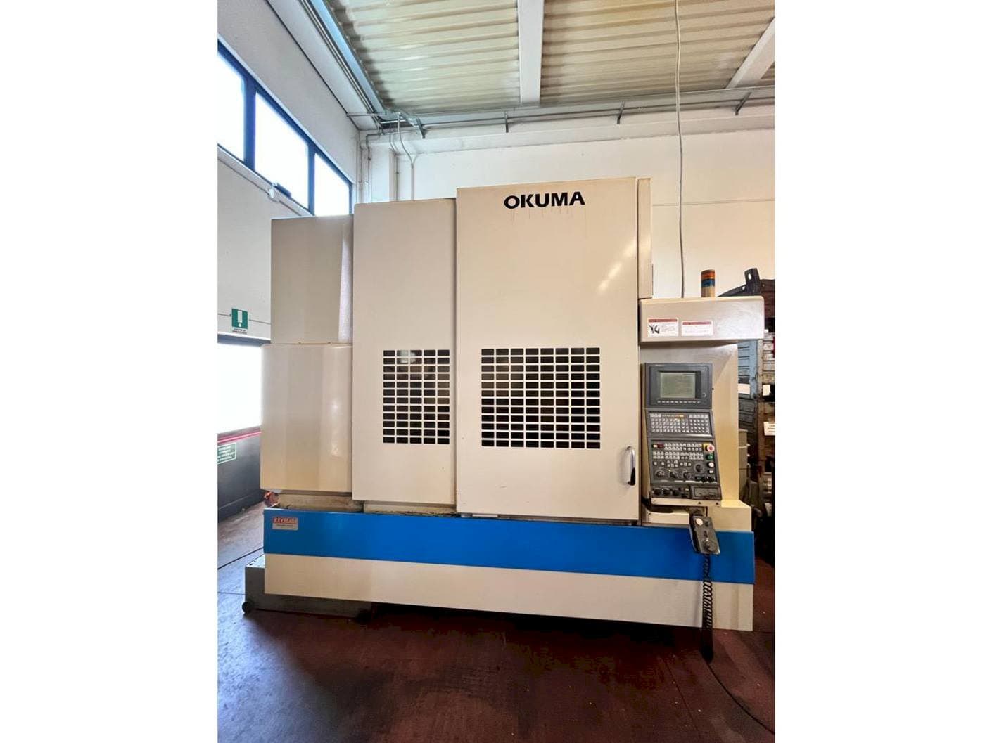 Vista frontale della macchina Okuma MX55 VA
