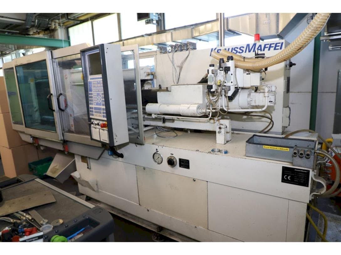Vista laterale destra della macchina Krauss Maffei 65-220 C1