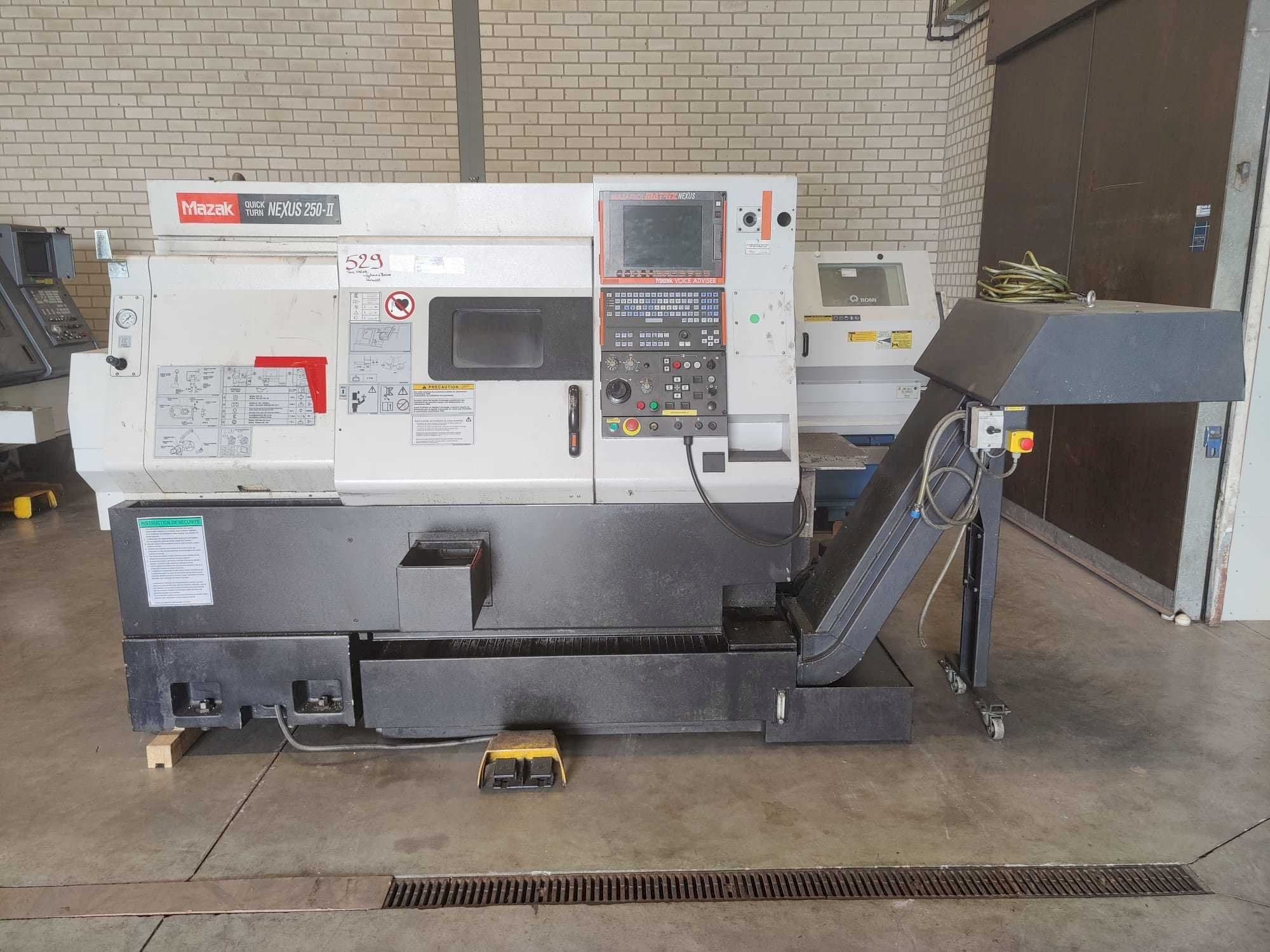 Vista frontale della macchina Mazak Quick Turn Nexus 250-II