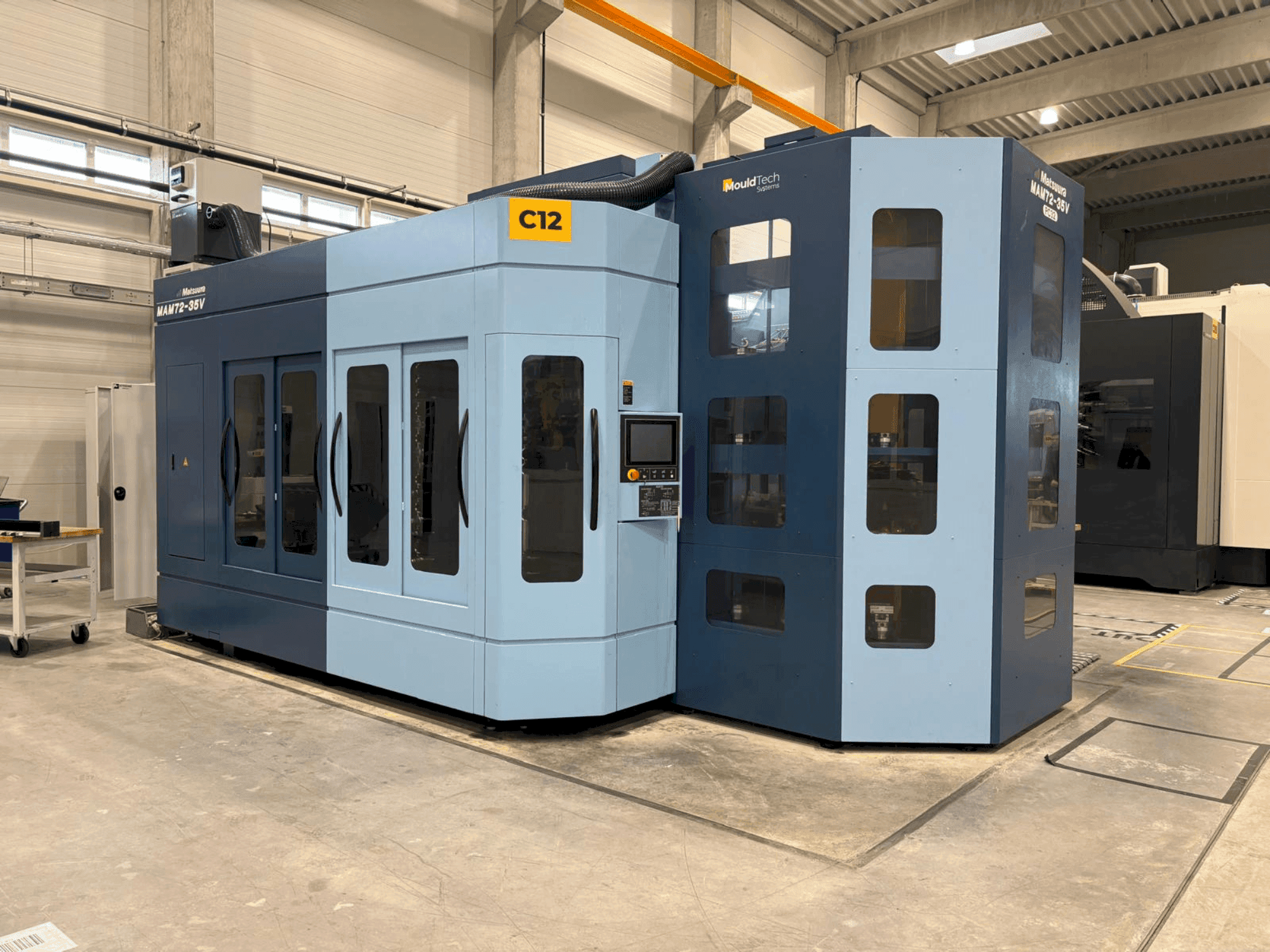 Vista frontale della macchina Matsuura MAM72-35V