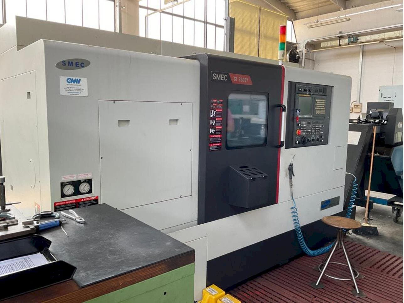 Vista frontale della macchina SMEC SL-2500Y