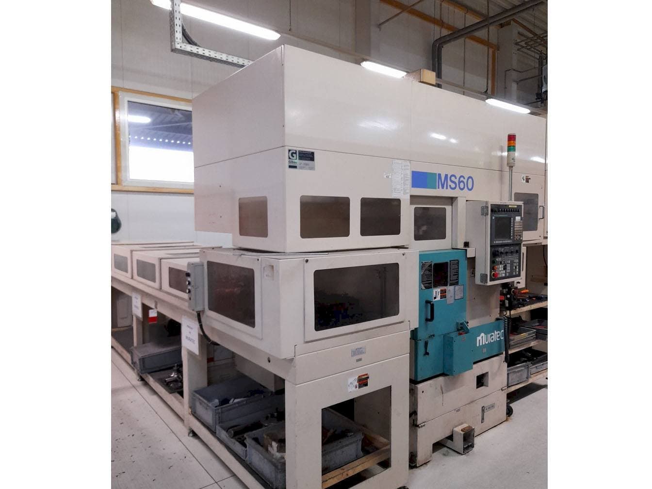 Vista frontale della macchina Muratec MS60