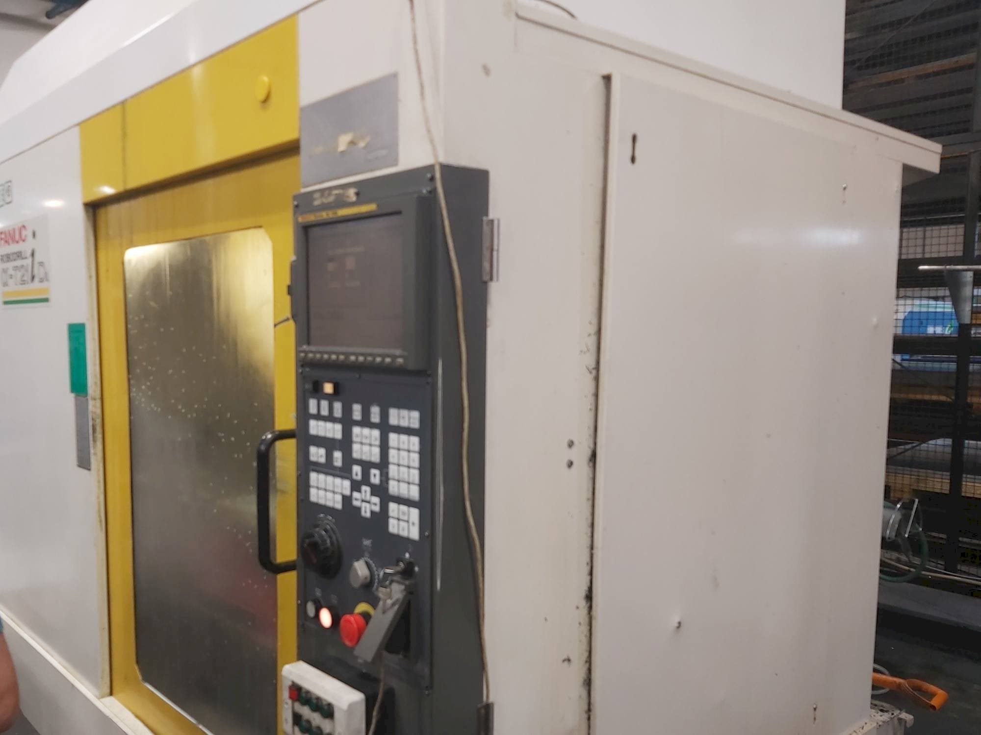 Vista frontale della macchina FANUC Robodrill Alpha T21D