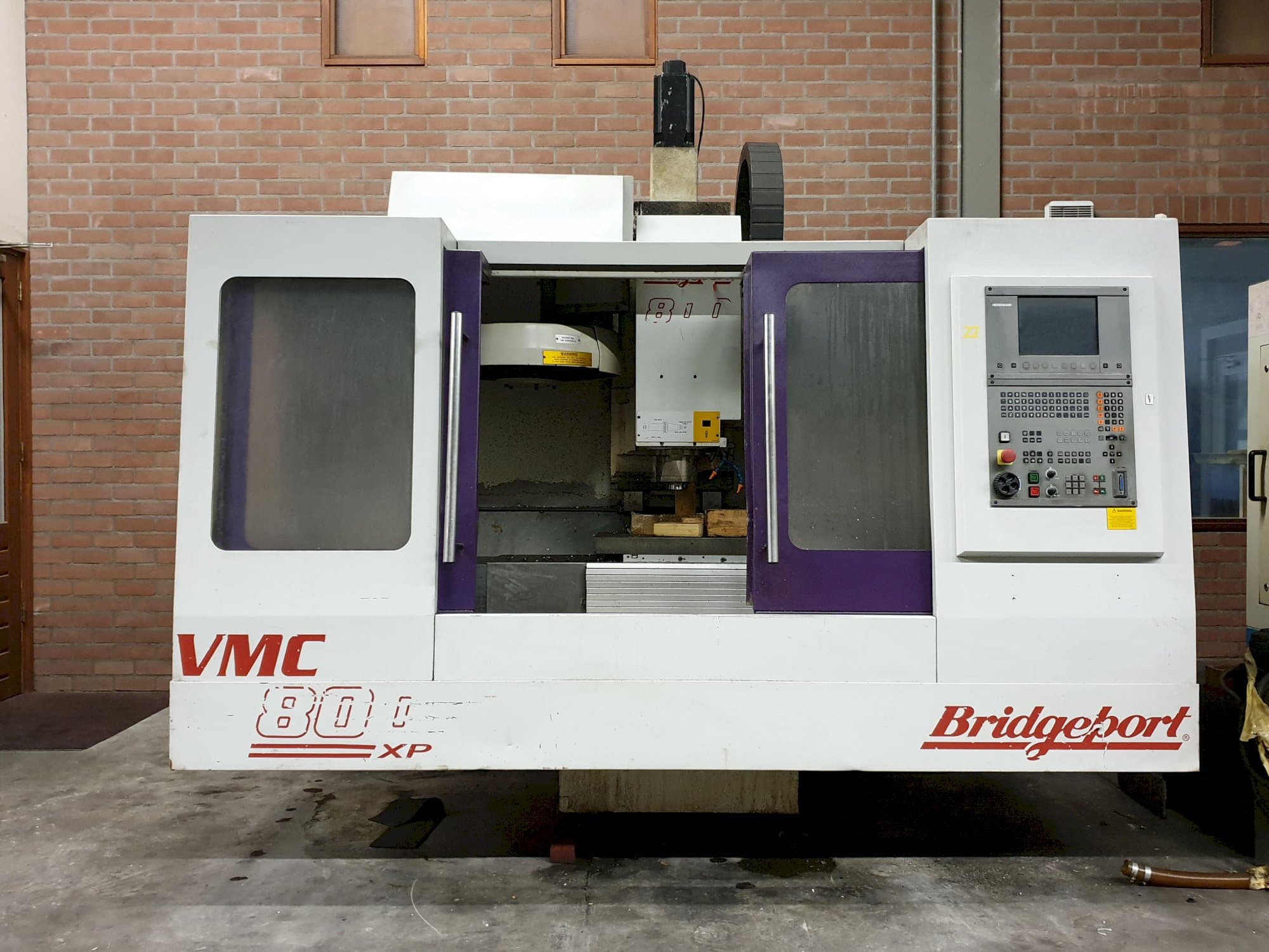 Vista frontale della macchina Bridgeport VMC 800 22
