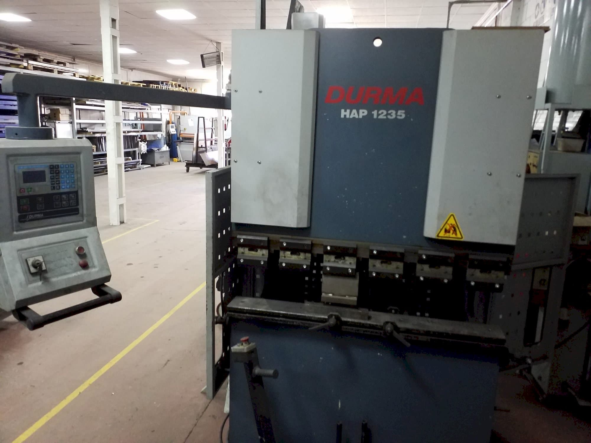 Vista frontale della macchina Durma HAP-1235