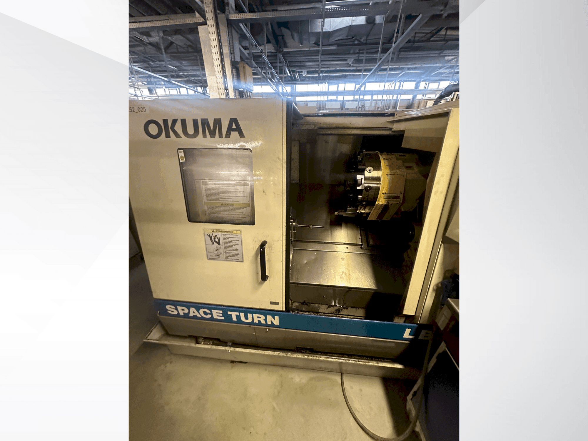 Vista frontale della macchina Okuma LB 300