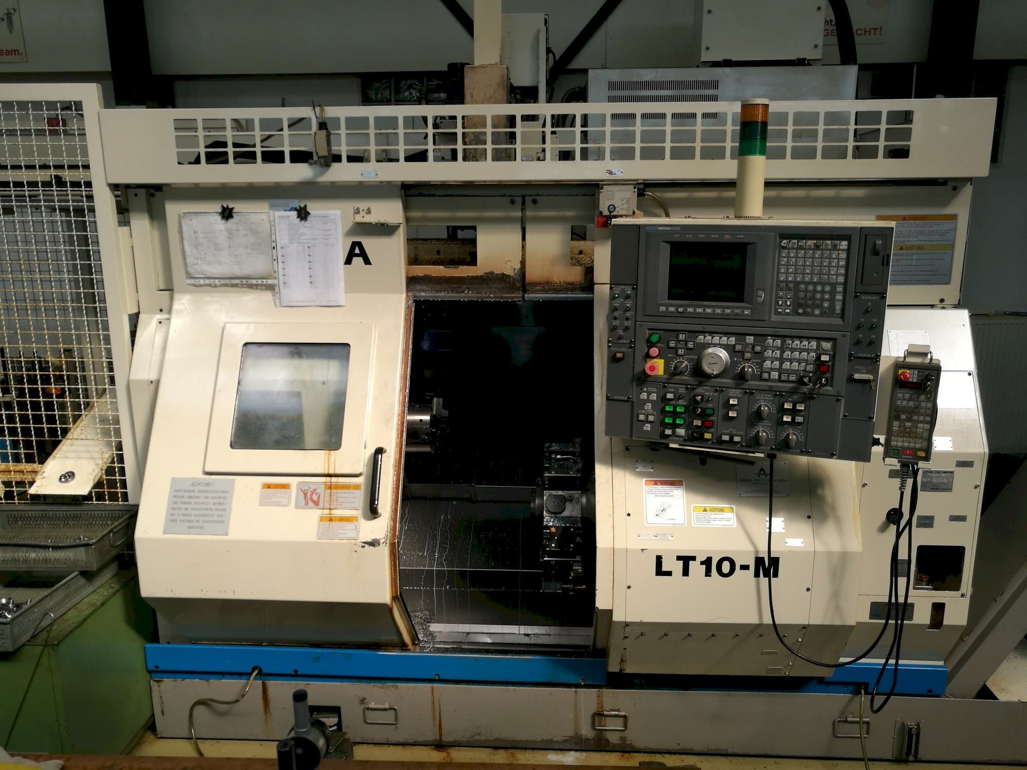 Vista frontale della macchina Okuma LT10-M