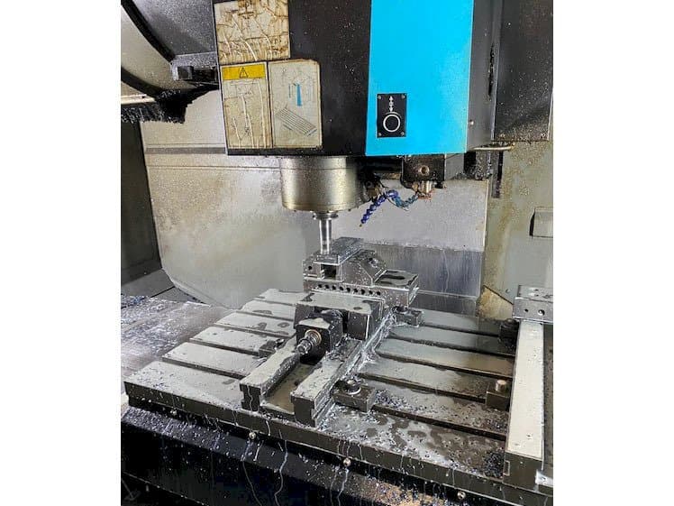 Vista frontale della macchina Hurco VMX42i