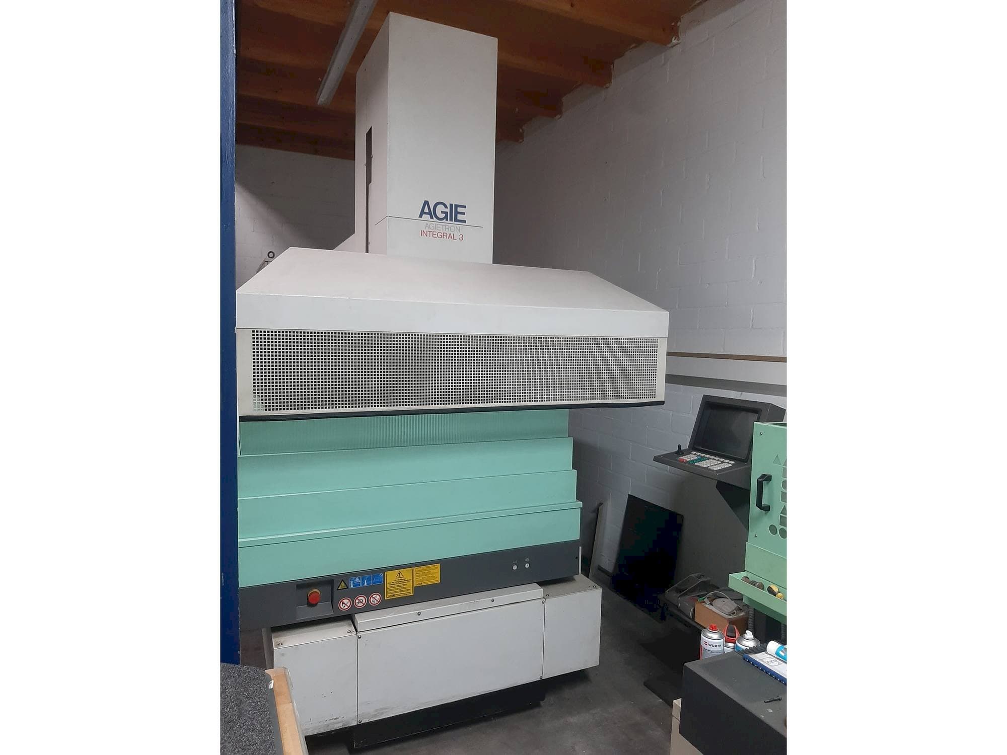 Vista frontale della macchina AGIE Agietron Integral 3