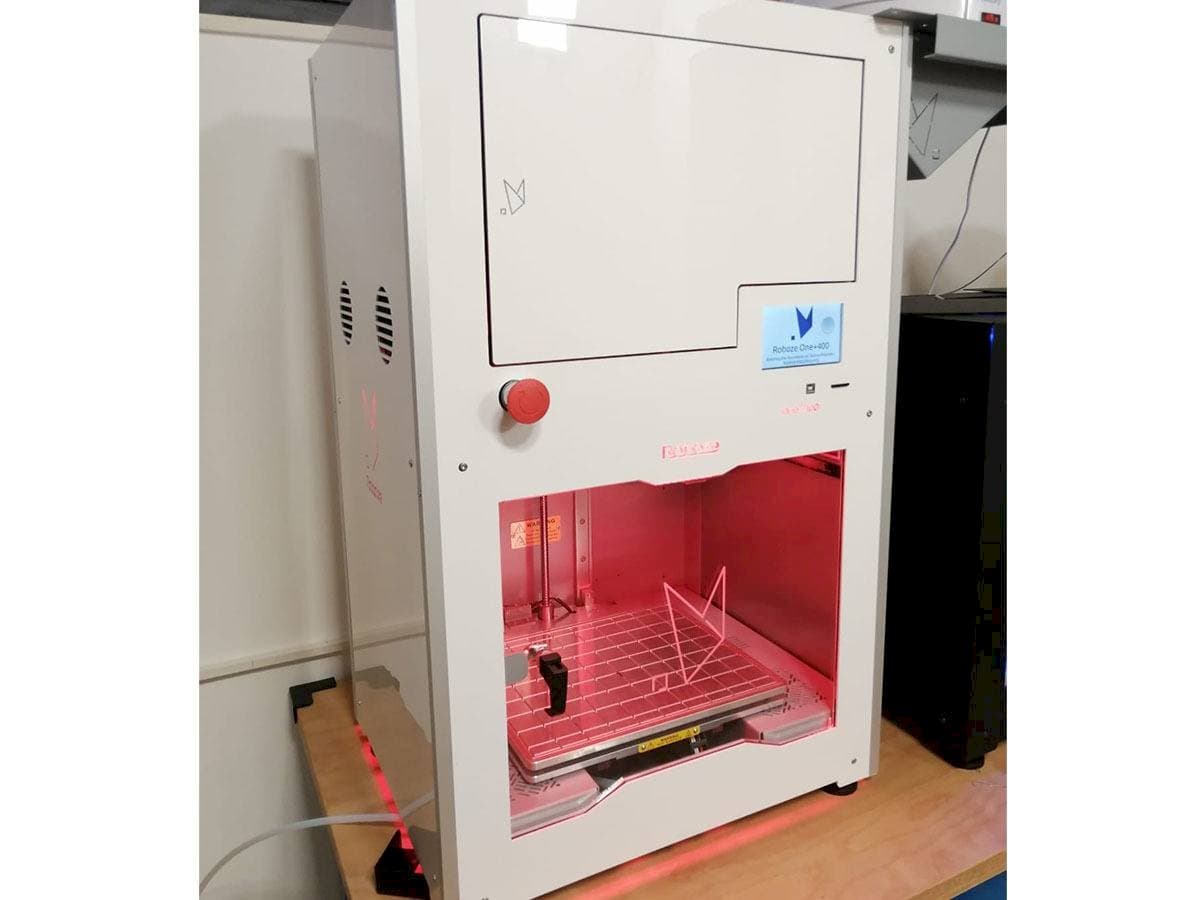 Vista frontale della macchina Roboze One Plus 400