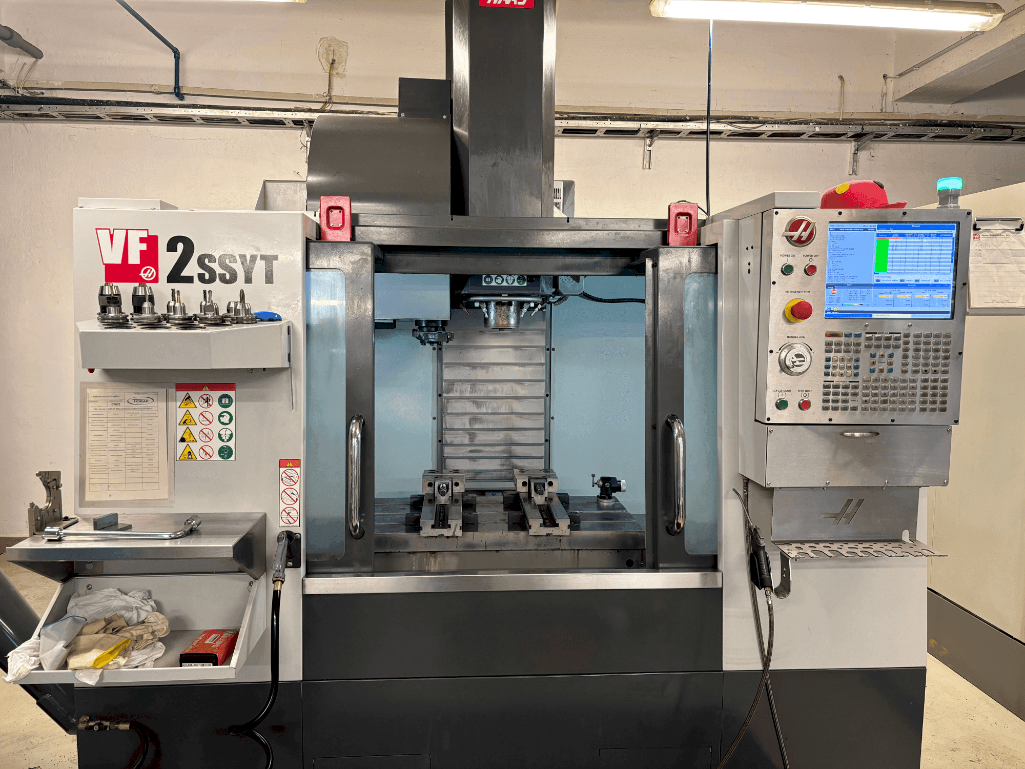 Vista frontale della macchina HAAS HAAS VF-2SSYT