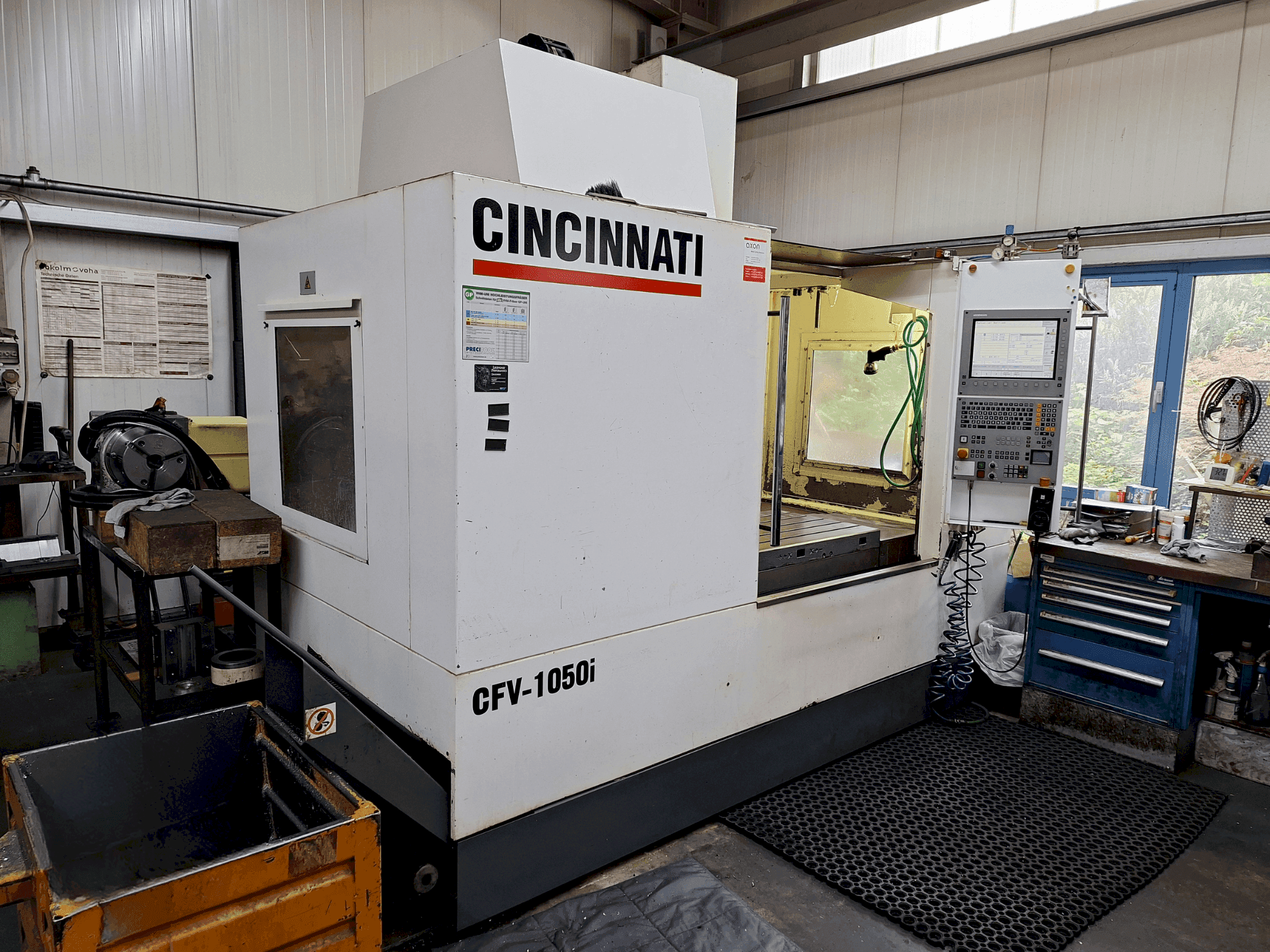 Vista frontale della macchina Cincinnati CFV-1050i