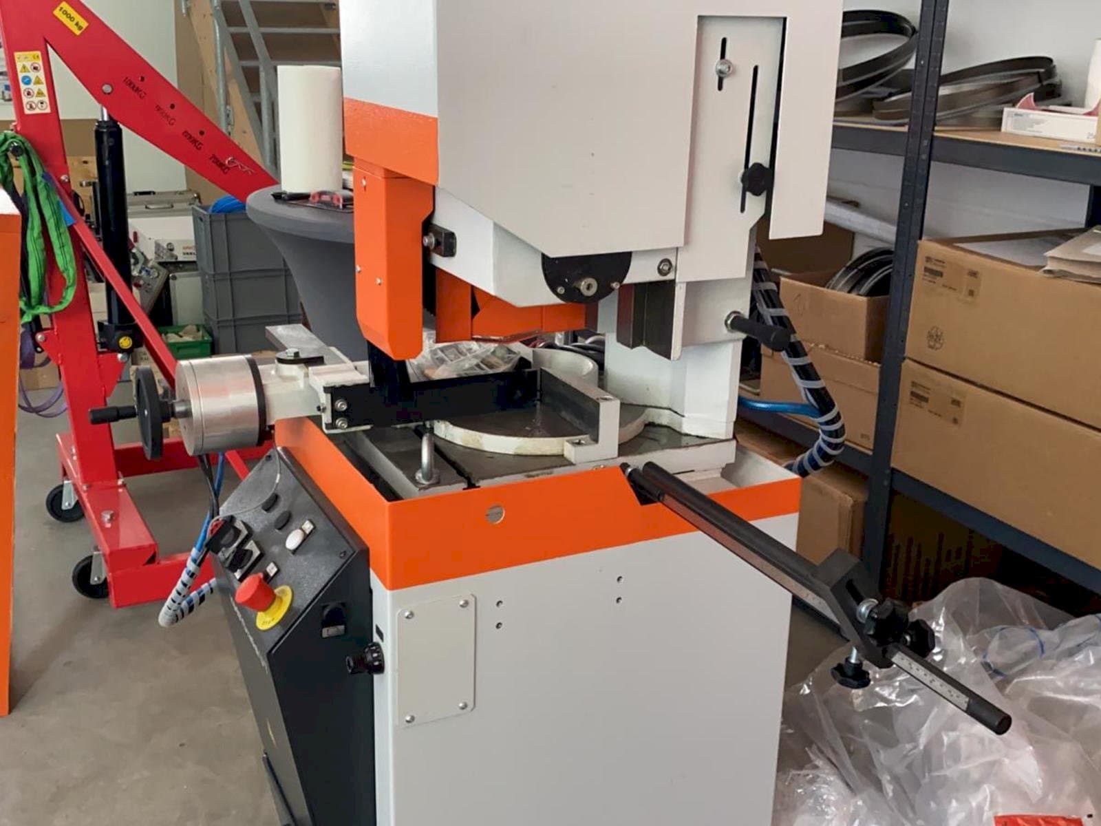 Vista laterale sinistra della macchina KASTO Radial U7