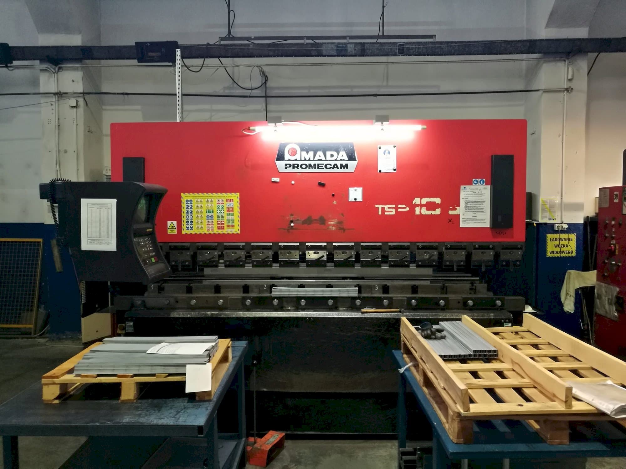 Vista frontale della macchina AMADA ITS2