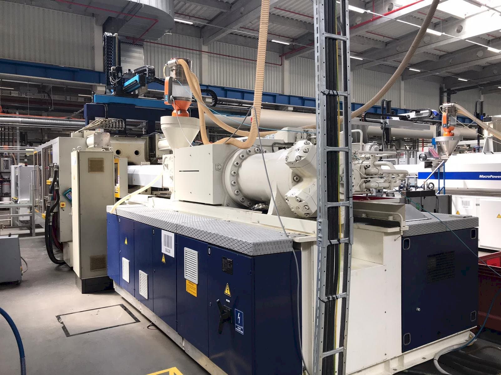 Vista frontale della macchina Krauss Maffei 800-8000 MC