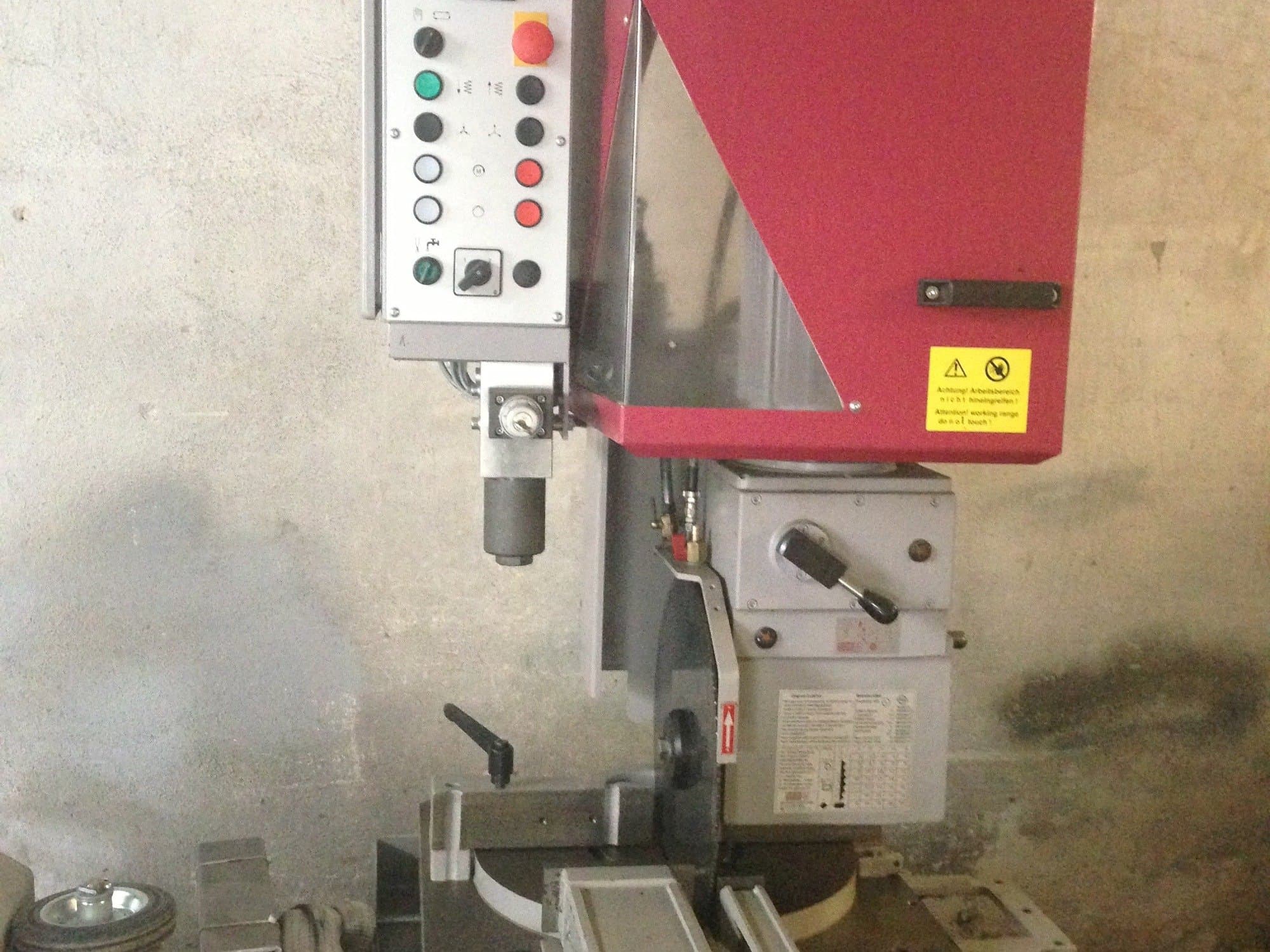 Vista frontale della macchina Behringer VMS 400 H