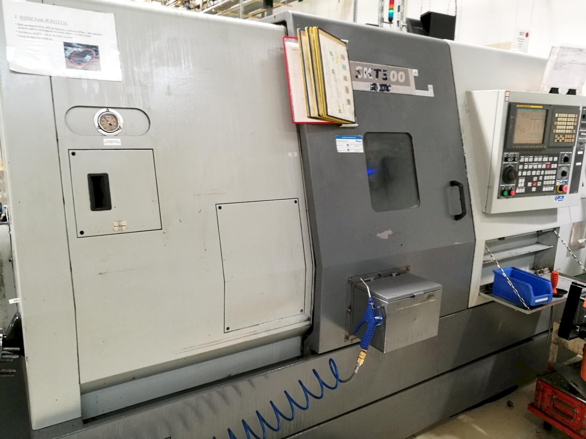 Vista frontale della macchina Hyundai Kia SKT 300