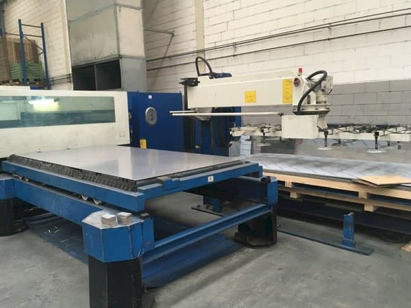 Vista frontale della macchina Trumpf Trumatic L3050