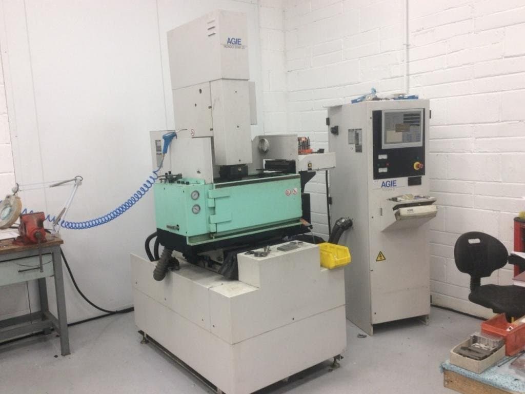 Vista frontale della macchina AGIE Mondo 20 Star