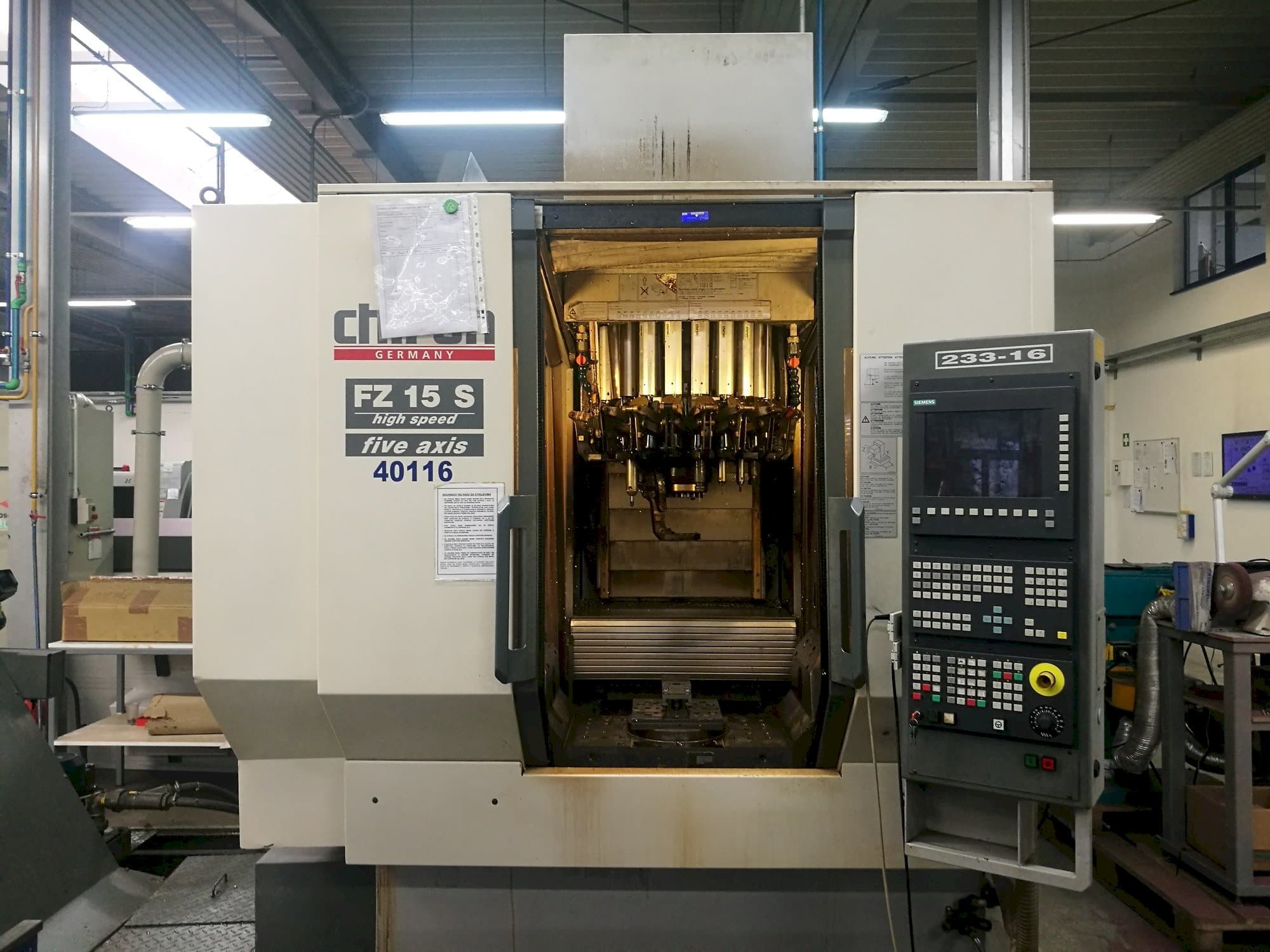 Vista frontale della macchina CHIRON FZ15S