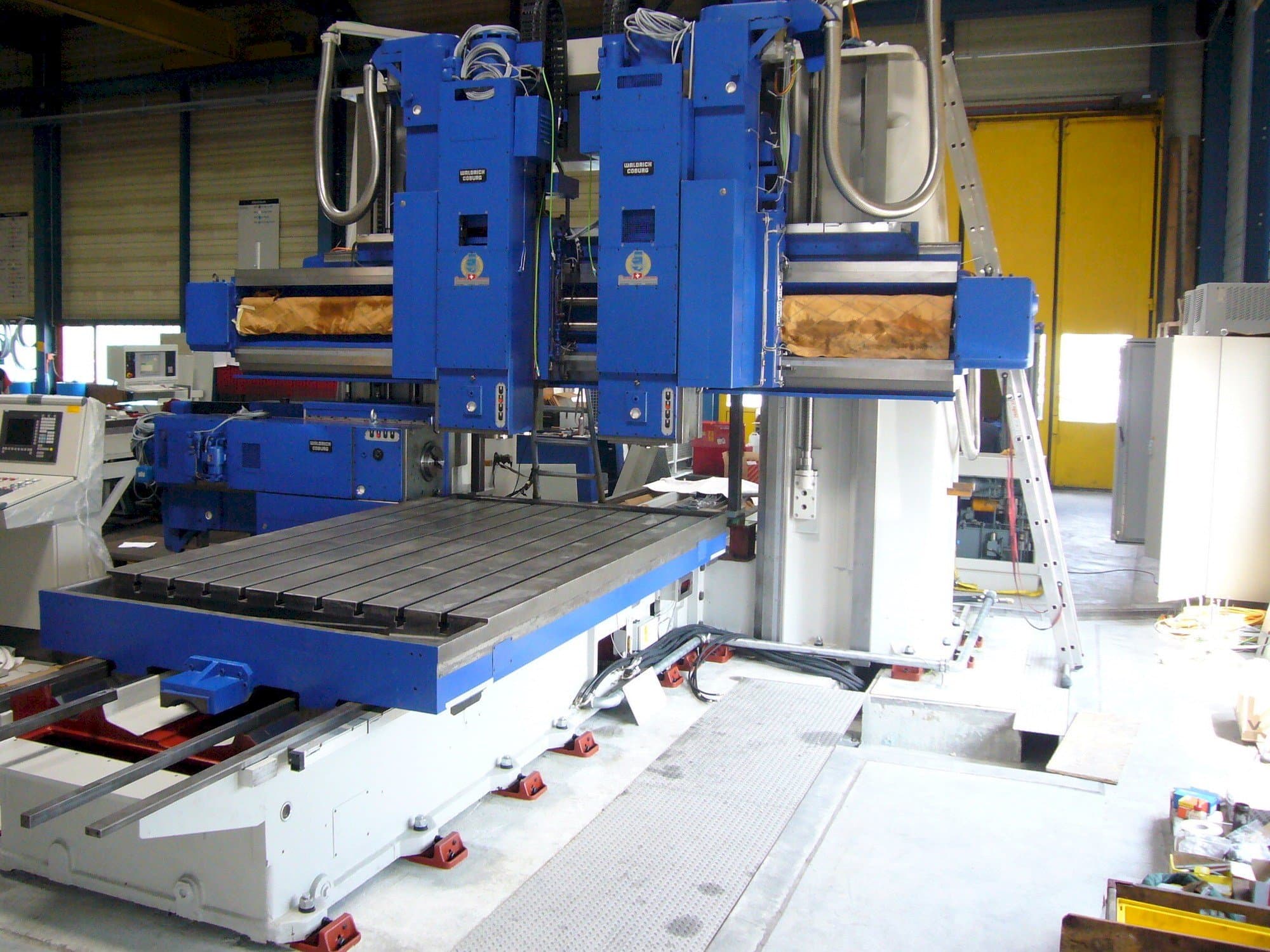 Vista frontale della macchina Waldrich Coburg