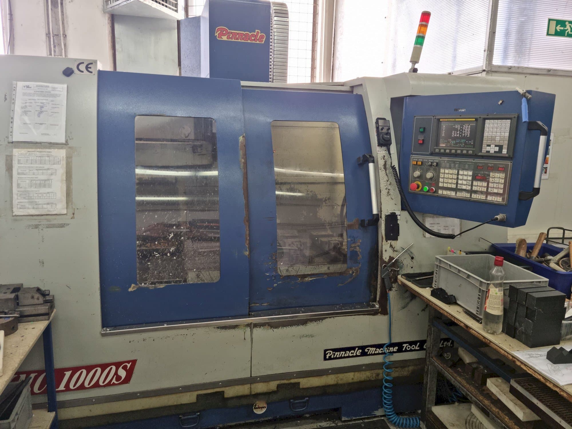 Vista frontale della macchina Pinnacle VMC1000S