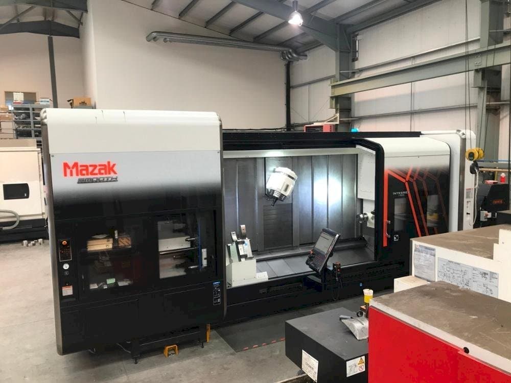 Vista frontale della macchina Mazak INTEGREX i-500