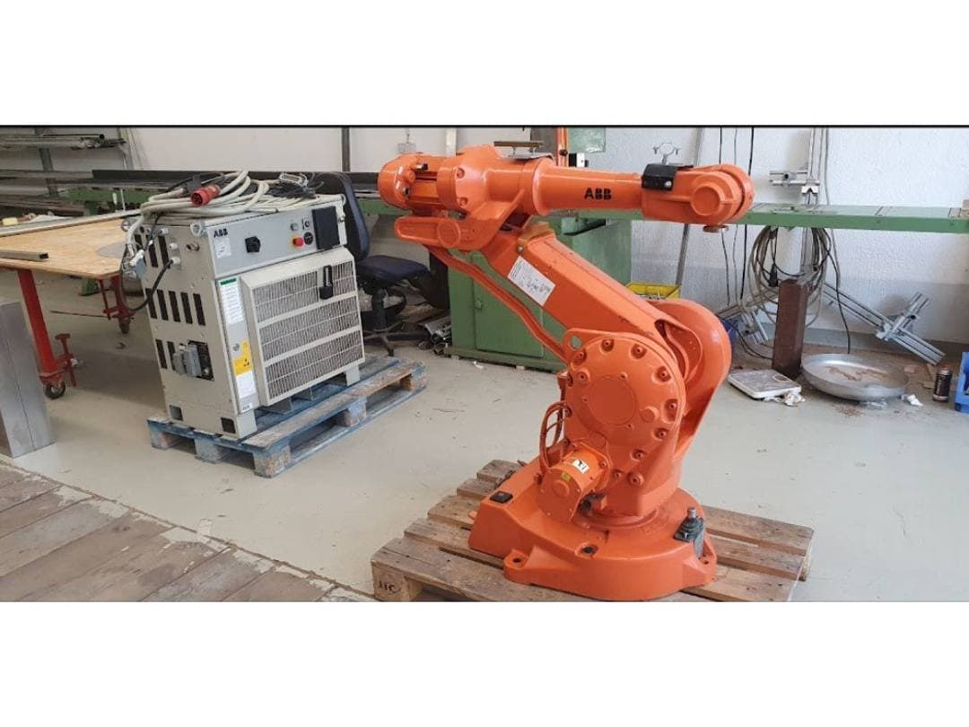 Vista frontale della macchina ABB IRB 2400 M2000