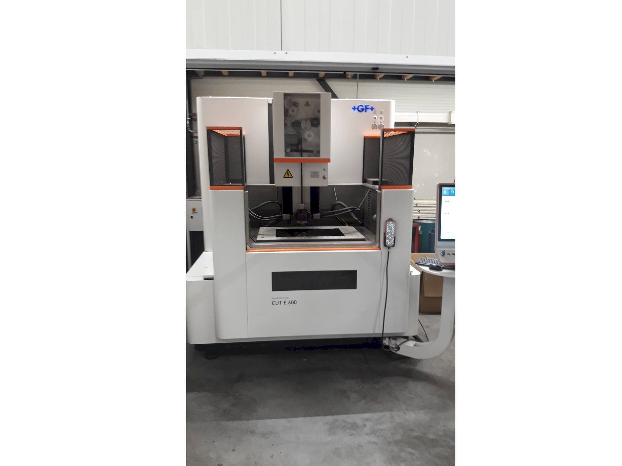 Vista frontale della macchina GF AgieCharmilles EDM CUT E 600