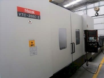 Vista frontale della macchina Mazak VTC-200C