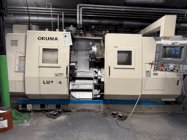 Vista frontale della macchina Okuma LU2-M