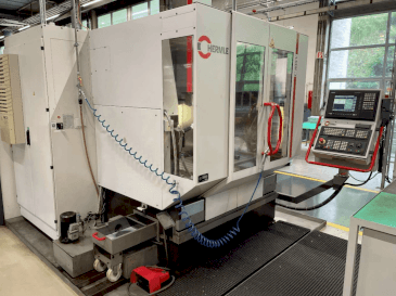 Vista frontale della macchina HERMLE C800V