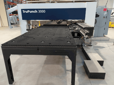 Vista frontale della macchina TRUMPF TruPunch 3000