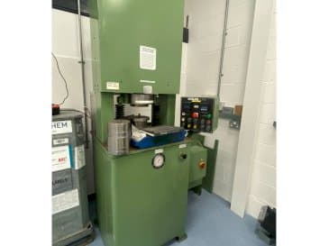 Vista frontale della macchina Extrude Hone Vector Series