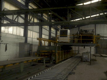 Vista frontale della macchina MANNI Sandwich Panel Production Line