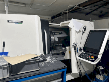 Vista frontale della macchina DMG MORI CLX 350 V4