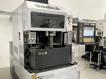 Vista frontale della macchina Sodick AQ300L