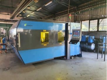 Vista frontale della macchina Prima Power Platino Fiber