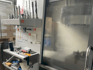 Vista frontale della macchina HAAS VF-3