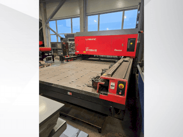 Vista frontale della macchina AMADA LC 2415 A3