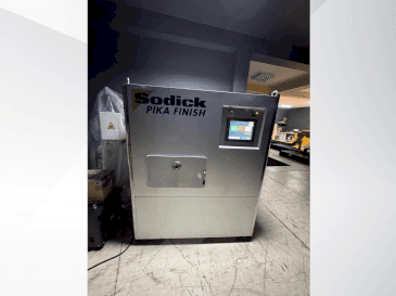 Vista frontale della macchina Sodick Picka PF-32A