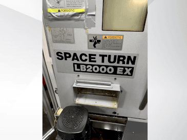 Vista frontale della macchina Okuma Space Turn LB2000 EX