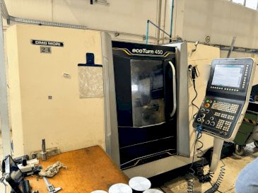 Vista frontale della macchina DMG MORI EcoTurn 450 V3