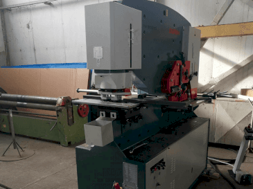 Vista frontale della macchina Durma IW 80/150 BTD