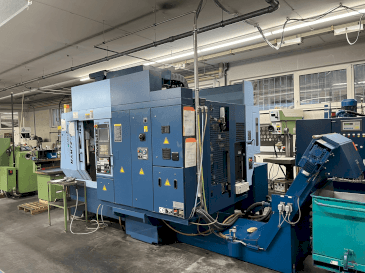 Vista frontale della macchina Matsuura MAM72-25V